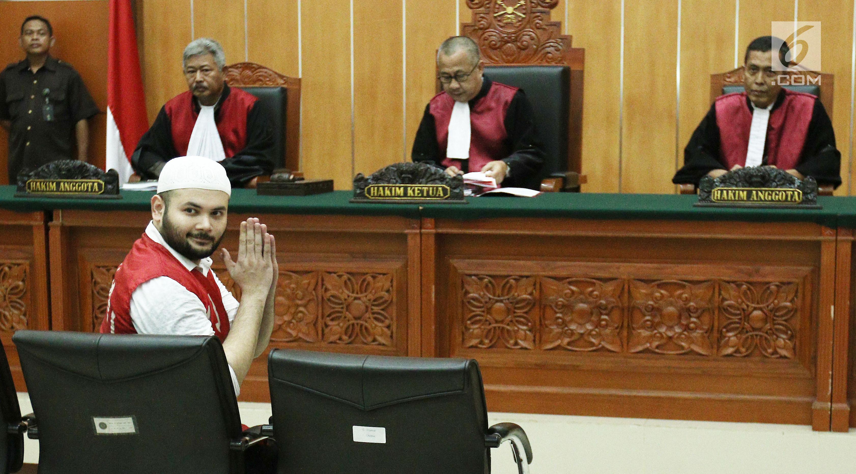 Pedangdut Ridho Rhoma menyapa awak media di ruang sidang di Pengadilan Negeri Jakarta Barat, Selasa (4/7). Ridho Rhoma menjalani sidang perdana kasus narkoba dengan agenda mendengarkan pembacaan surat dakwaan dari JPU. (Liputan6.com/Herman Zakharia)