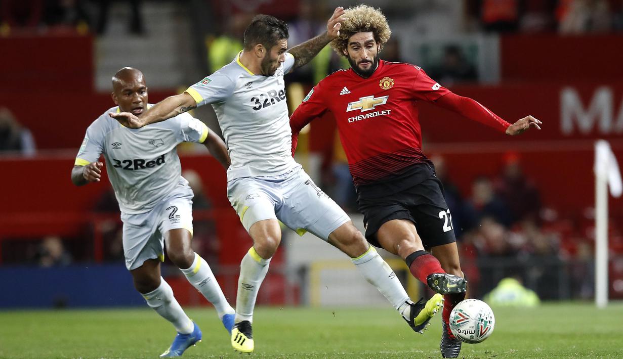 Gelandang Manchester United, Marouane Fellaini, berusaha melewati pemain Derby County pada laga Piala Liga Inggris di Stadion Old Trafford, Rabu (26/9/2018). Manchester United takluk adu penalti 9-10 (2-2) dari Derby County. (AP/Martin Rickett)