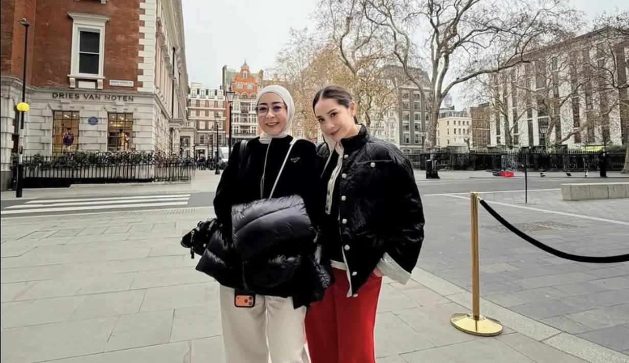 Untuk menampilkan statement dalam bergaya, Nagita kenakan celana merah untuk menampilkan kesan bright pada tampilan. [Foto: instagram/ Raffinagita]