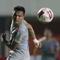 Striker Persib Bandung, Ferdinand Sinaga menyundul bola saat melawan Persija Jakarta dalam laga leg pertama final Piala Menpora 2021 di Stadion Maguwoharjo, Sleman, Kamis (22/4/2021). Persib kalah 0-2. (Bola.com/M Iqbal Ichsan)