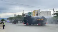 Penyemprotan disinfektan oleh Polda Sulteng di salah satu kompleks pasar tradisional di Kota Palu, Selasa (22/6/2021). (Foto: Humas Polda Sulteng).