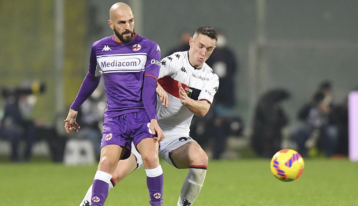 Selepas jeda, Fiorentina tak mengendurkan serangan meski telah unggul 3-0. Riccardo Saponara (kiri) dan kolega terus menekan ke jantung pertahanan Genoa.  (La Presse via AP/Tano Pecoraro)