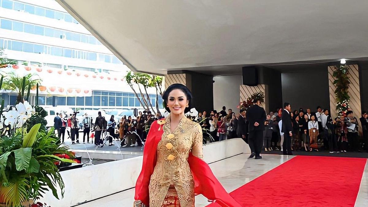 Pemotretan Spesial Sambut Konser di KL, Ini 5 Pesona Anggun Krisdayanti Berbalut Gaun Merah Mewah
