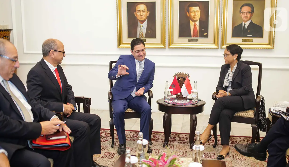 Menteri Luar Negeri RI, Retno Marsudi berbincang dengan Menteri Luar Negeri Maroko, Nasser Bourita di kantor Kemenlu, Jakarta, Senin (28/10/2019). Pertemuan tersebut membahas hubungan bilateral antara kedua negara. (Liputan6.com/Faizal Fanani)