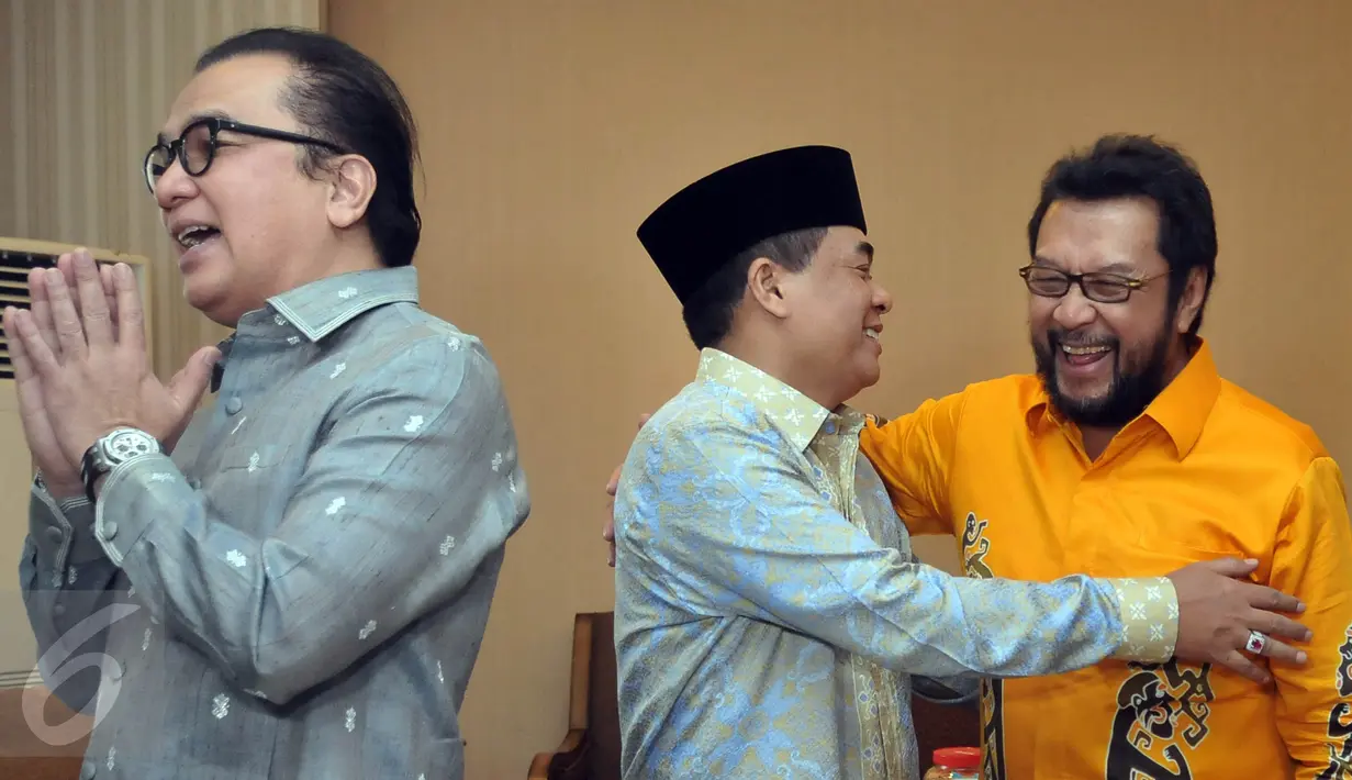 Ketua DPR Ade Komarudin (tengah) bersama Koordinator Bidang Politik Hukum dan Ham DPP Partai Golkar Yorrys Raweyai (kanan), Anggota DPR Tantowi Yahya saat acara Open House di Rumah Dinas Ketua DPR, Jakarta, Rabu (6/7). (Liputan6.com/JohanTallo)