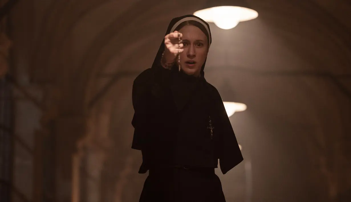 <p>Masih sama seperti film sebelumnya, The Nun 2 akan kembali diperankan oleh Taissa Farmiga sebagai Suster Irene dan Valak yang diperankan oleh Bonnie Aarons. (Warner Bros. Pictures via AP)</p>