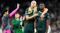 Erling Haaland (kiri) dan Marc Guehi dari Manchester City berjalan keluar lapangan setelah pertandingan leg pertama babak 16 besar Liga Champions antara Real Madrid dan Manchester City di Madrid, Spanyol, Kamis (12-3-2026) dini hari WIB. (AP Photo/Jose Breton)