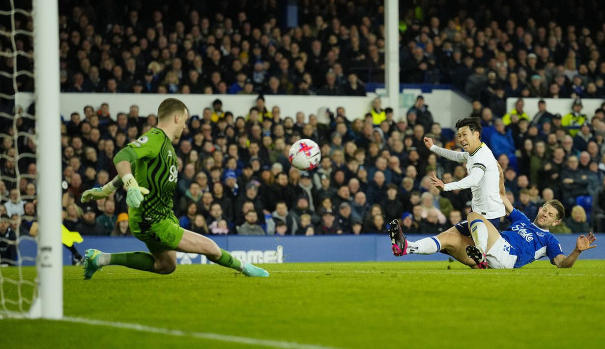 Pemain Tottenham Hotspur, Son Heung-min, melepaskan tendangan saat melawan Everton pada laga Liga Inggris di Stadion Goodison Park, Selasa (4/4/2023). (AP Photo/Jon Super)