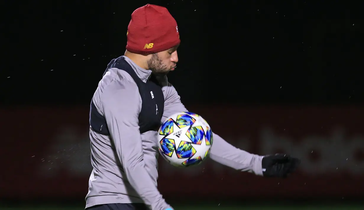 Gelandang Liverpool, Alex Oxlade-Chamberlain mengontrol bola saat mengikuti sesi latihan di Melwood, Inggris (26/11/2019). Liverpool akan bertanding melawan wakil Italia, Napoli pada Grup E Liga Champions di Anfield. (AFP/Lindsey Parnaby)