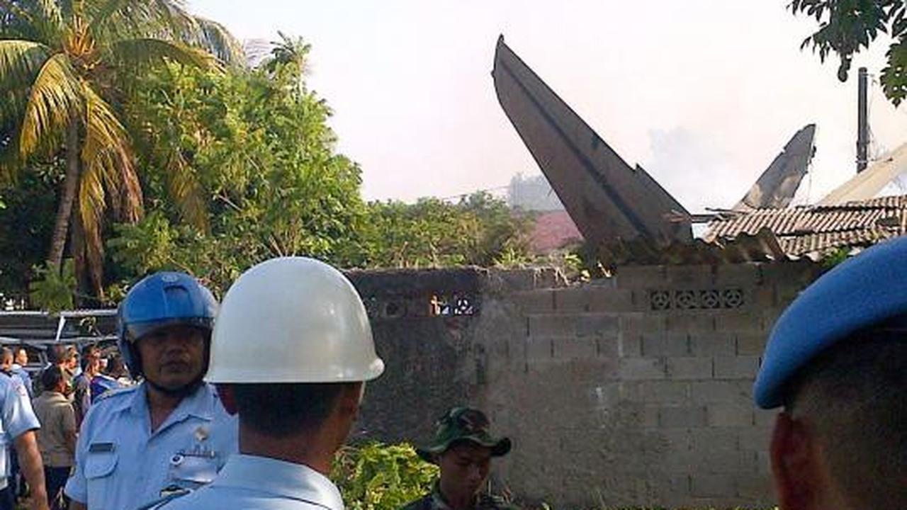 Pesawat Fokker TNI jatuh timpa sembilan rumah