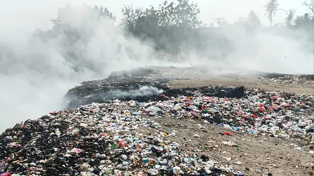 Tempat Pembuangan Sampah (TPS) di Kecamatan Waringinkurung, Kabupaten Serang, Banten, terbakar sejak Jumat 28 Agustus 2026 sore, sekitar pukul 18.00 WIB.