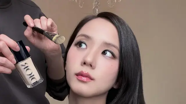 Hadiri Paris Fashion Week, Jisoo BLACKPINK Pikat Atensi dengan Soft Smokey Eyes Look