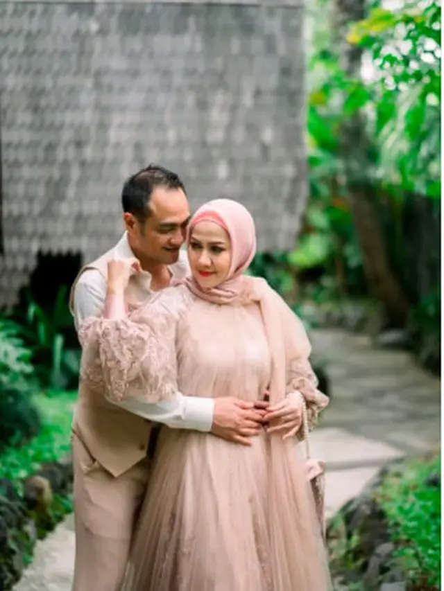 6 Potret Prewedding Venna Melinda dan Ferry Irawan Bertajuk 'Love Story', Romantis