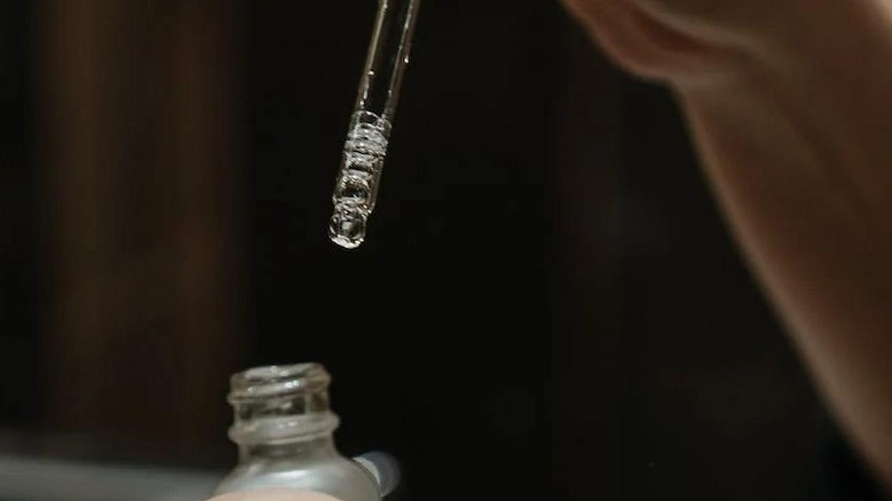 Hyaluronic acid atau asam hialuronat adalah zat alami dalam tubuh yang memiliki tekstur lengket dan licin.