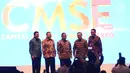 Menko Perekonomian Darmin Nasution (tengah) didampingi  Ketua OJK Wimboh Santoso (kedua kanan) dan Dirut BEI Inarno Djajadi (kiri) foto bersama saat membuka Capital Market Summit & Expo 2019 di Balai Sidang Jakarta Convention Center (JCC), Jakarta, Jumat (23/8/2019). (Liputan6.com/Angga Yuniar)