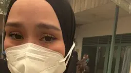 Zaskia Adya Mecca Tak Kuasa Menahan Tangis saat Bantu Padamkan Karhutla