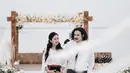 Asri Welas dan Dwi Sasono juga menjadi sasaran jepretan bapak dua anak ini. Dan lihat hasilnya, luar biasa ya. (Foto: Instagram/@ringgoagus)