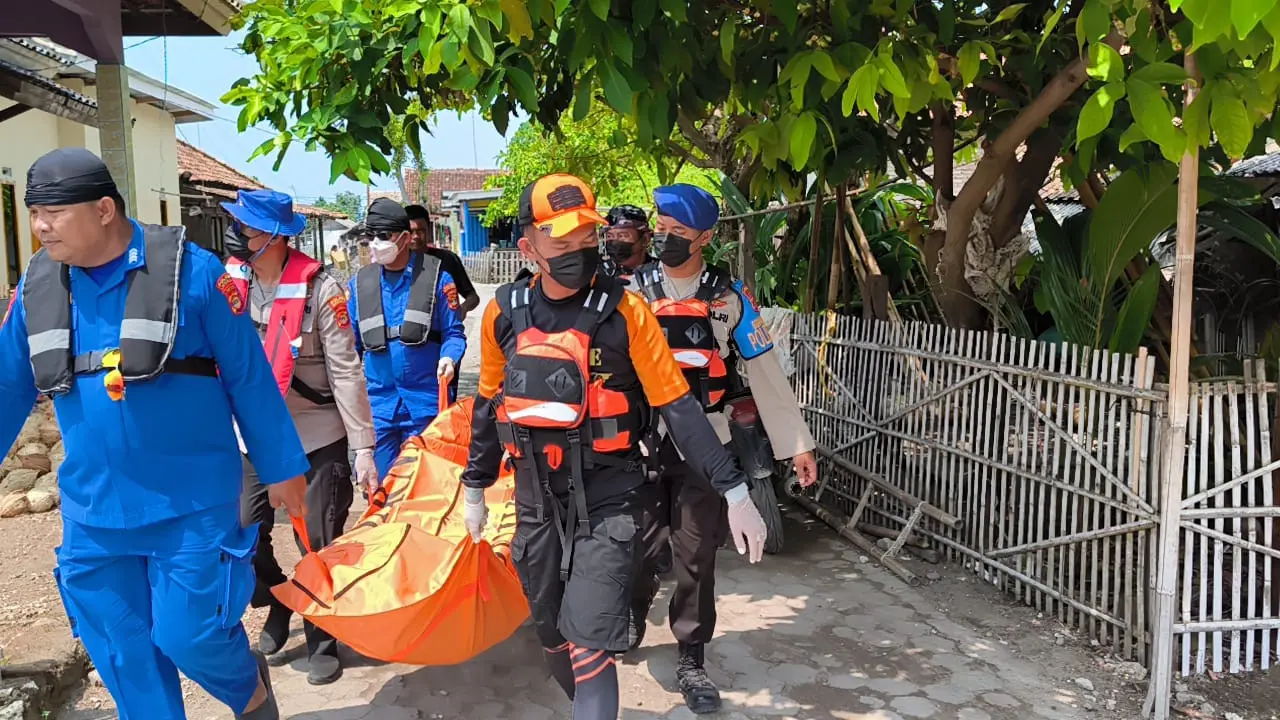 Proses evakuasi jenazah nelayan asal Kabupaten Pandeglang, Banten ditemukan mengambang di perairan Pulau Sebesi, Lampung.