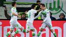 Para pemain Wolfsburg merayakan gol rekannya, Vieirinha (tengah) pada lanjutan Liga Champions di Stadion VfL Woslfsburg Arena, Rabu (9/12/2015) dini hari WIB. (AFP Photo/John Macdougall)