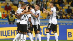Para pemain Jerman merayakan gol yang dicetak oleh Matthias Ginter ke gawang Ukraina pada laga UEFA Nations League di Stadion Olimpiyskiy, Minggu (11/10/2020). Jerman menang dengan skor 2-1. (AP Photo/Efrem Lukatsky)