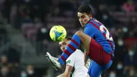 Bek Barcelona Eric Garcia berebut bola dengan penyerang Elche Lucas Perez pada jornada ke-18 Liga Spanyol di Stadion Camp Nou, Minggu (19/12/2021) dini hari WIB. Barcelona menang 3-2 atas Elche. (AP Photo/Joan Monfort)