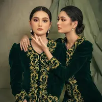 Dalam foto ini, dua kakak beradik tersebut terlihat begitu serasi mengenakan kebaya velvet berwarna hijau zamrud yang kaya akan detail, menciptakan kesan anggun sekaligus mewah. [@riomotret].