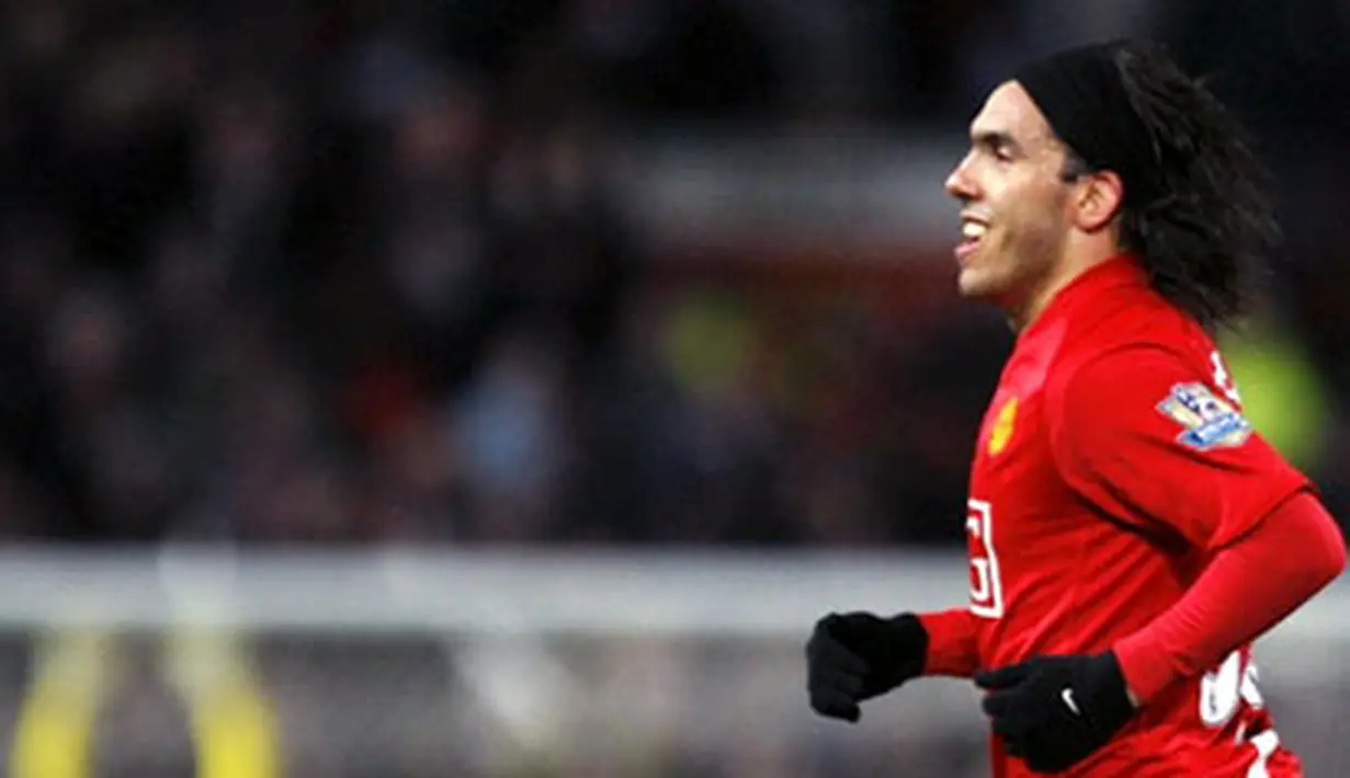 Manchester United's forward Carlos T&eacute;vez celebrates scoring against Blackburn Rovers during their English League Cup quarter final match at Old Trafford in Manchester, on December 3, 2008. AFP PHOTO/PAUL ELLIS