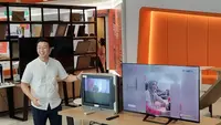 Product Marketing Manager Xiaomi Indonesia, Calvin Nobel, memperlihatkan kemampuan Xiaomi TV A2 Series. (Liputan6.com/ Agustinus Mario Damar)