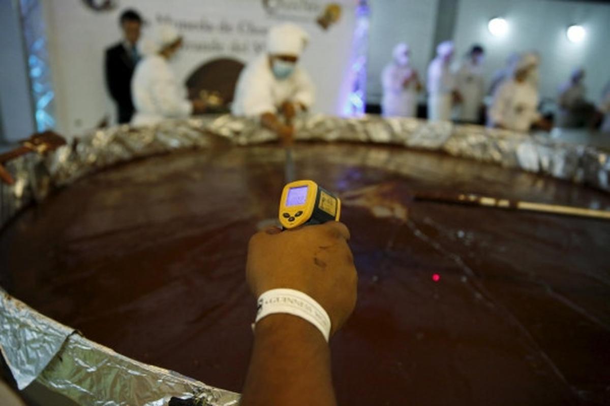 Cokelat koin raksasa seberat 1 ton pecahkan rekor dunia