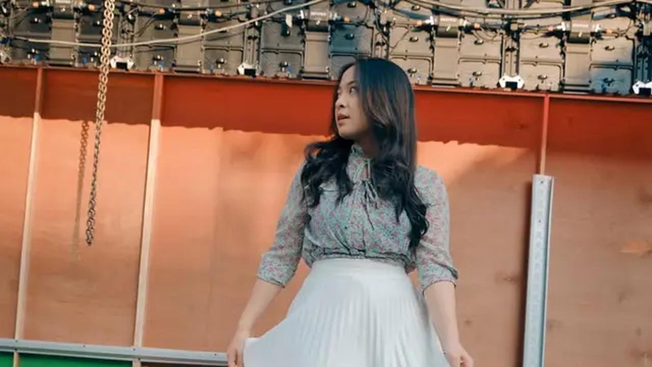Begini Gaya Bernadya Saat Tidak Mengenakan Pakaian Hitam. [@bernadyaribka]