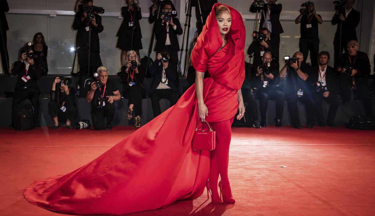 Tessa Thompson berpose untuk fotografer setibanya di pemutaran perdana film 'Bardo' selama Venice Film Festival ke-79 di Venesia, Italia, Kamis (1/9/2022). Jika tiga hari terakhir adalah sesuatu yang harus dilalui, Thompson sedang dalam perjalanan untuk menjadi yang terbaik berpakaian di festival film tahun ini. (Vianney Le Caer/Invision/AP)