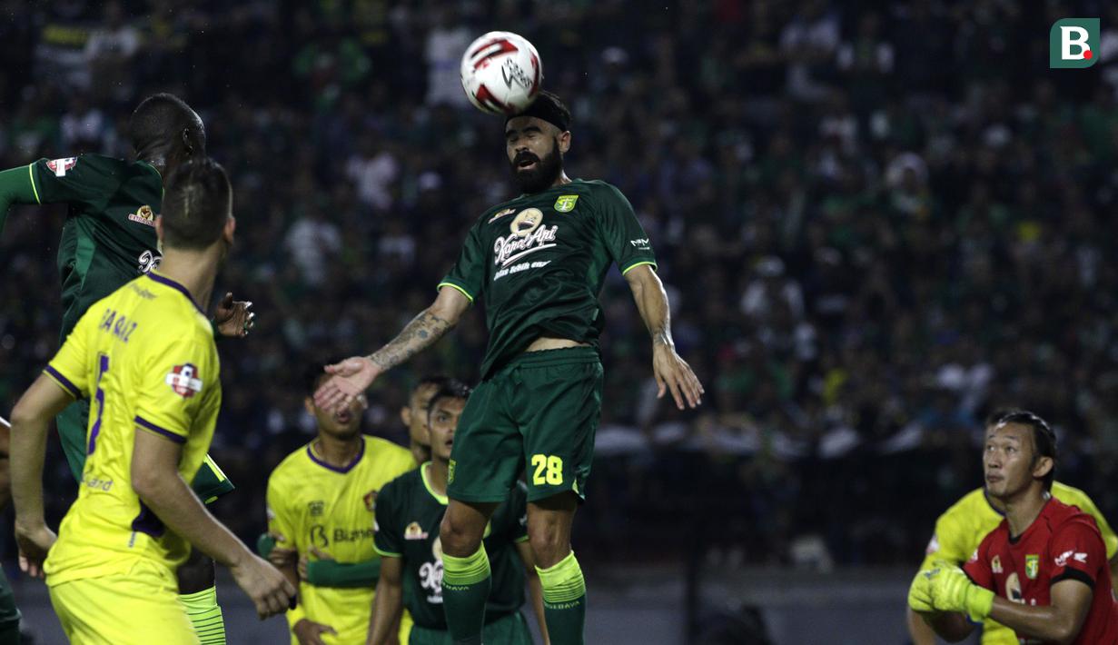 Gelandang Persebaya, Aryn Williams, berusaha menyundul bola ke gawang Persik Kediri di laga pembuka Shopee Liga 1 2020, Sabtu (29/2). Persebaya dan Persik bermain imbang 1-1. (Bola.com/Yoppy Renato)