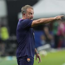 Pelatih Barcelona, Hansi Flick, bereaksi dalam laga persahabatan antara Barcelona dan FC Seoul di Stadion Piala Dunia Seoul, Seoul, Korea Selatan, Kamis, 31 Juli 2025. (AP Photo/Ahn Young-joon)