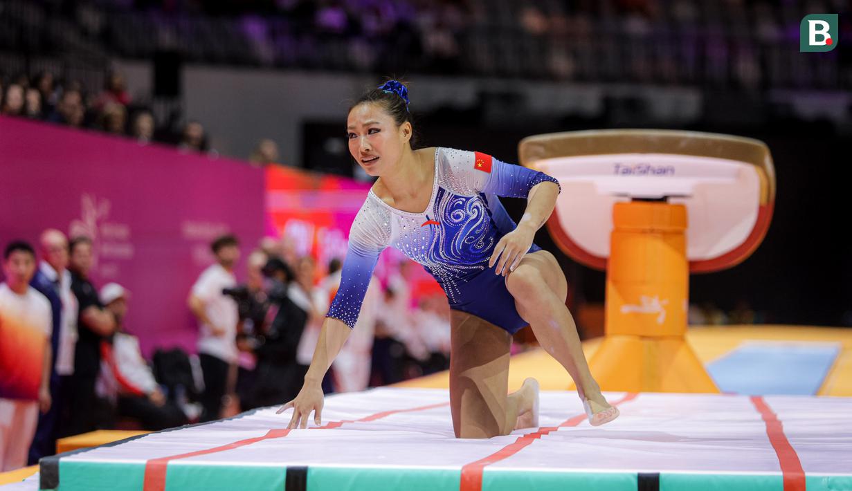 Ekspresi kecewa pesenam China, Deng Yalan setelah gagal melakukan lompatan pada nomor meja lompat saat final aparatus putri Kejuaraan Dunia Gimnastik 2025 di Indonesia Arena, Senayan, Jakarta, Jumat (24/10/2025). (Bola.com/Bagaskara Lazuardi)
