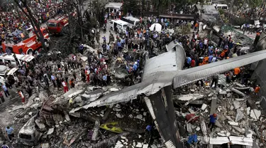 Pesawat Hercules C-130 dengan nomor A-1310 jatuh di Medan, Selasa (30/6/2015). Burung besi buatan Lockheed Martin itu jatuh menimpa pemukiman warga dan memicu kebakaran. (Reuters/Roni Bintang)