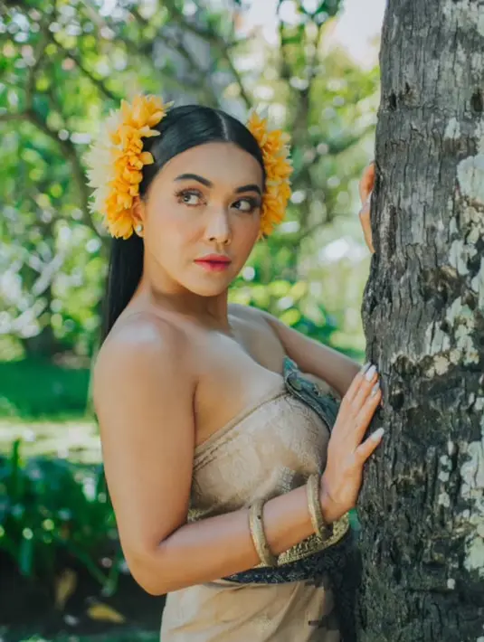 <p>Wajah cantiknya dipoles dengan makeup natural dengan pipi dan bibir pink yang merona. (Instagram/ayusuma_lestari/indiralaksmi_bali).</p>