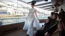 Pengunjung menyaksikan Desainer asal Vietnam Jessica Minh Anh memamerkan busana Spring-Summer 2017 rancangannya di Paris Fashion Show di Paris, Perancis, (26/1). (AP Photo / Thibault Camus)