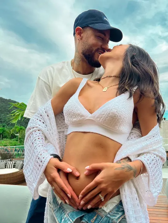Bruna tengah mengandung anak pertamanya dari Neymar Jr. Kabar itu disampaikan lewat Instagramnya pada April 2023 lalu. [Foto: IG/brunabiancardi].