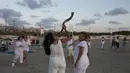 Seorang wanita memegang shofar sebelum upacara Tashlich, di pantai di Tel Aviv, Israel, (14/9/2021). Tashlich, yang berarti 'membuang' dalam bahasa Ibrani, adalah praktik dimana orang-orang Yahudi pergi ke genangan air besar dan secara simbolis 'membuang' dosa-dosa mereka. (AP Photo/Maya Alleruzzo)