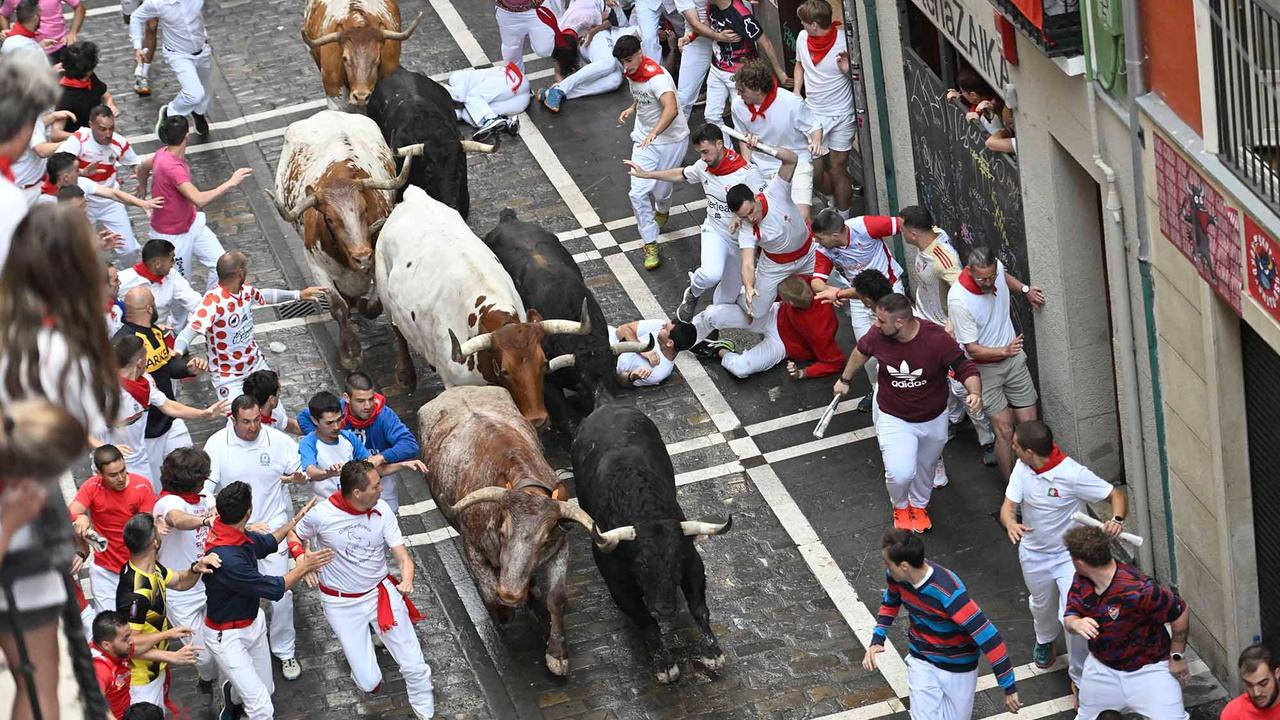 FOTO: Kengerian Festival Lari Banteng di Spanyol: Enam Peserta Dilarikan ke Rumah Sakit