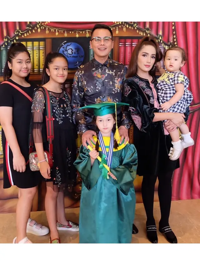 6 Potret Beda Gaya Ussy Sulistiawaty Hadiri Acara Kelulusan Anak-Anaknya