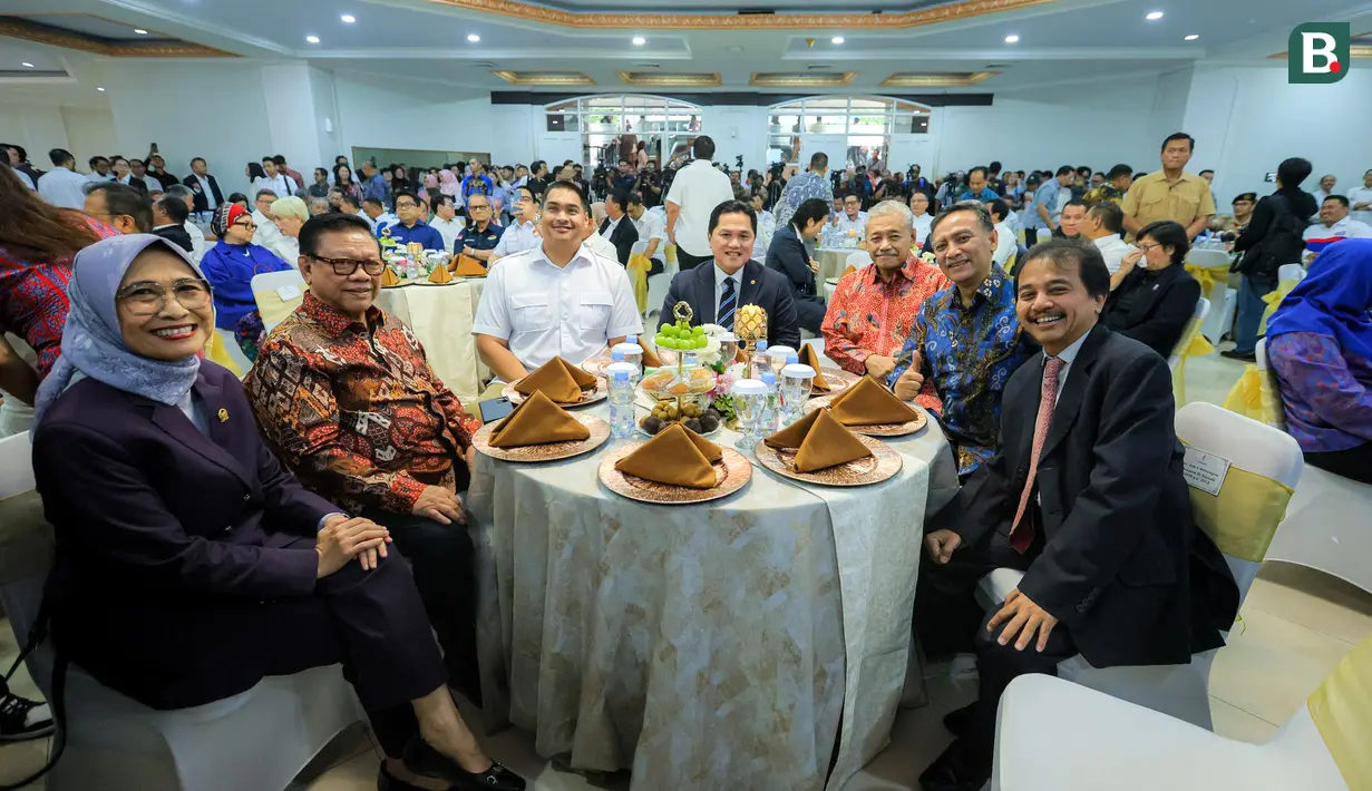 Menteri Pemuda dan Olahraga Republik Indonesia (Menpora RI) periode 2025-2029, Erick Thohir (tengah) berfoto bersama dengan sejumlah mantan Menpora dalam acara serah terima jabatan yang berlangsung di Auditorium Wisma Kemenpora, Senayan, Kamis (18/09/2025). (Bola.com/Bagaskara Lazuardi)
