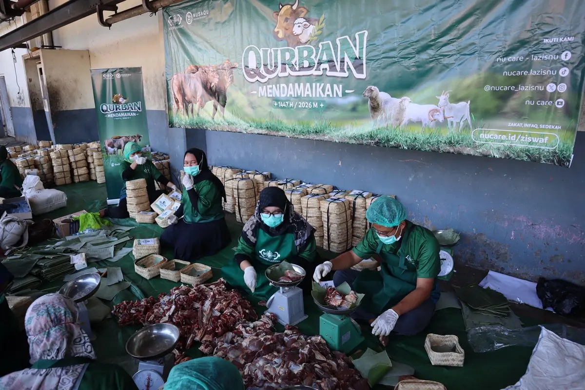 NU Care-LAZISNU menyalurkan daging kurban dengan menggunakan wadah ramah lingkungan seperti besek bambu dengan alas daun pisang atau daun jati (Istimewa)