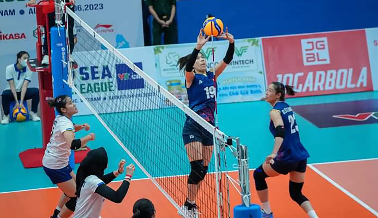 <p>Pemain Timnas bola voli putri Vietnam, Dinh Thi Tra Giang mengumpan bola kepada rekannya, Doanh Thi Lam Oanh saat menghadapi Indonesia pada laga putaran pertama SEA V League 2023 di Vinh Phuc Gymnasium, Hanoi, Vietnam, Sabtu (5/8/2023). Vietnam menang 3-1 (25-20, 25-17, 23-25, 25-18) atas Indonesia. (Dok. SEA V League 2023)</p>