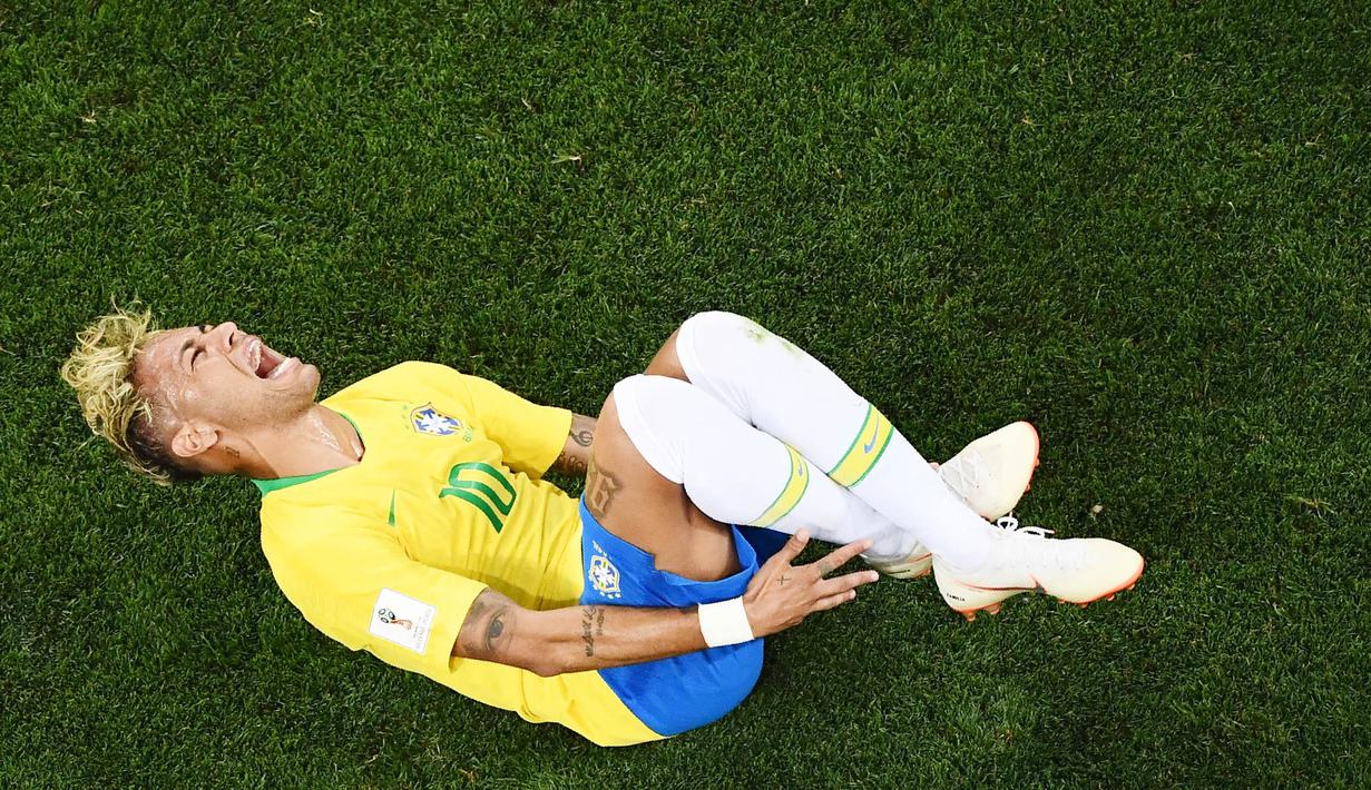 Striker Brasil, Neymar, menjerit kesakitan saat pertandingan melawan Swiss pada laga Piala Dunia di Stadion Rostov, Rusia, Senin (17/6/2018). Dilanggar sebanyak 10 kali membuat Neymar masuk rekor di Piala Dunia. (AFP/Jewel Samad)
