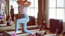 Mengaku bahagia setelah olahraga, Astrid Tiar pun semakin rutin menjalani pilates. Di potret ini, Astrid Tiar mencoba salah satu gaya pilates dengan mengenakan stripe srhit yang dipadukan dengan latex legging berwarna abu-abu (instagram/astridtiar127)