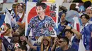 Seorang Suporter wanita membentangkan poster salah satu pemain Jepang sebelum pertandingan grup E Piala Dunia 2022 Qatar antara Jerman dan Jepang di Stadion Internasional Khalifa di Doha, Qatar, Rabu, 23 November 2022. (AP Photo/Luca Bruno)