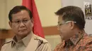 Ketum Partai Gerindra, Prabowo Subianto saat mendengarkan Presiden PKS, Sohibul Iman memberikan keterangan pers di Kantor PKS, Jakarta, Minggu (24/12). Gerindra, PAN, dan PKS, sepakat untuk berkoalisi di Pilkada Serentak. (Liputan6.com/Faizal Fanani)