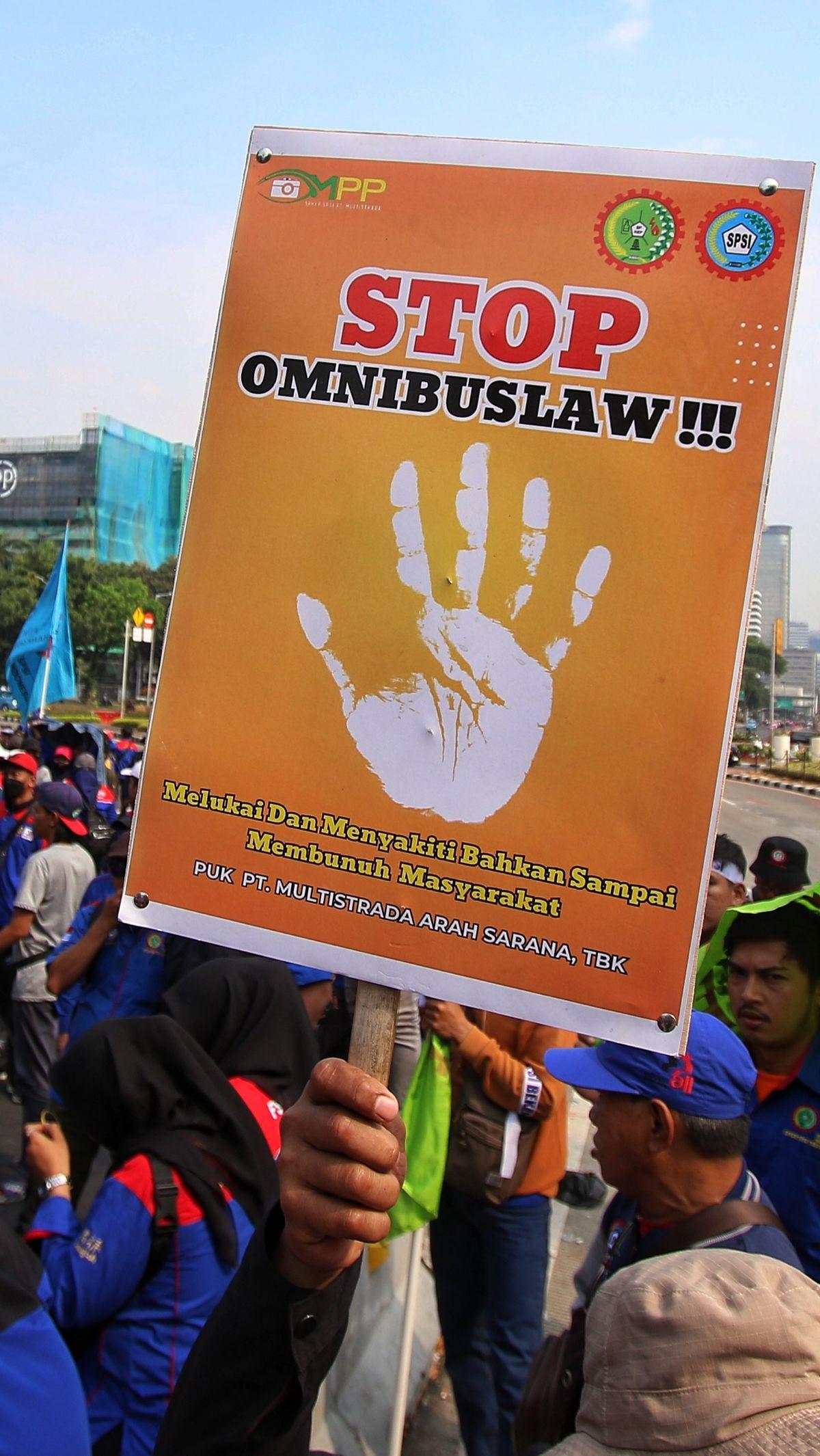Selama beraksi mereka terus berorasi dan menyebut "Stop Omnibus Law"