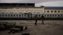 Prajurit Ukraina berjalan di stasiun kereta api yang rusak di kota Trostsyanets, Ukraina, Senin, 28 Maret 2022. Trostsyanets baru-baru ini direbut kembali oleh pasukan Ukraina setelah dikuasai oleh Rusia sejak awal perang. (AP Photo/Felipe Dana)